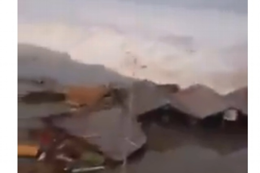 Tras terremoto, tsunami golpea a una ciudad de Indonesia (+Vídeo)