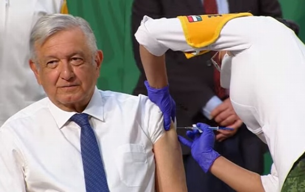 Vacunan con dosis de AstraZeneca al presidente AMLO en conferencia 'Mañanera'