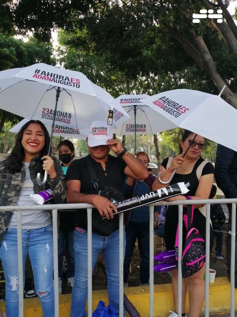 La gente está Augusto en el Desfile del 5 de Mayo