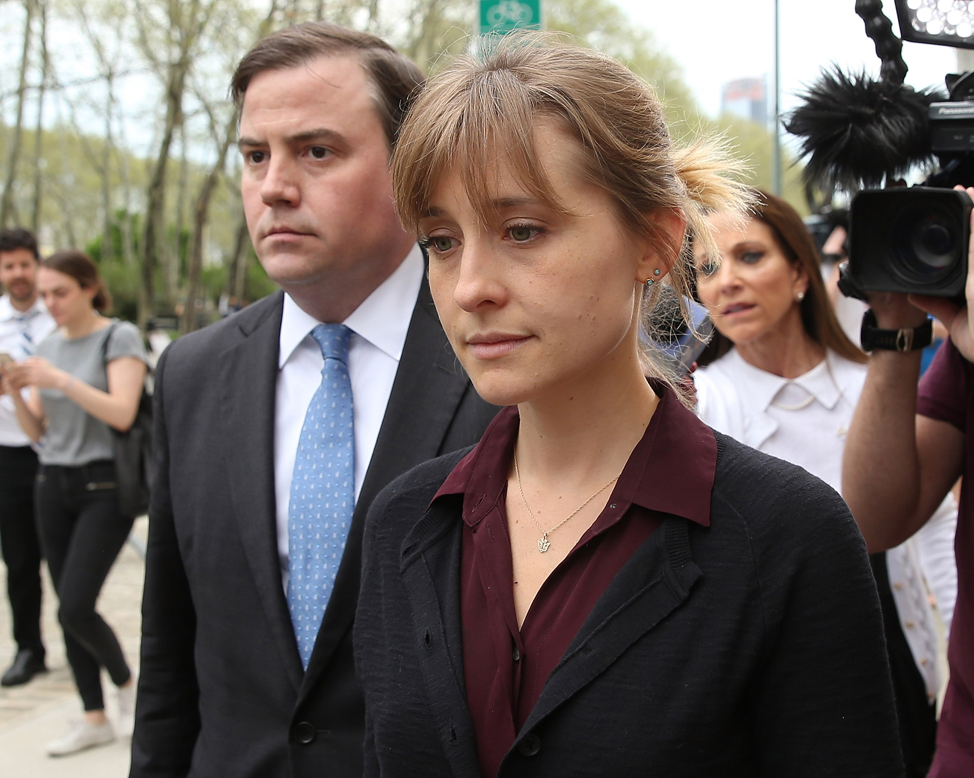 ¿Quién es Allison Mack, la actriz de «Smallville» condenada y liberada por participar en la secta NXIVM?