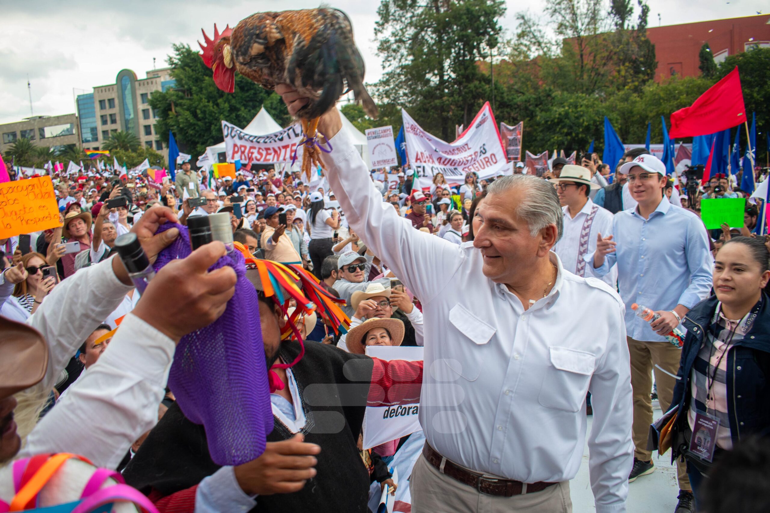 “Cuando a un hombre lo sigue un pueblo, es porque en las manos el corazón lleva” y yo, hoy les digo: les entrego mi corazón, mi corazón es de ustedes. Adán Augusto López en su gran cierre en un abarrotado Monumento a la Revolución.