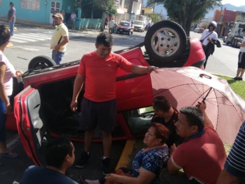 Tres personas heridas, saldo de volcadura en Orizaba