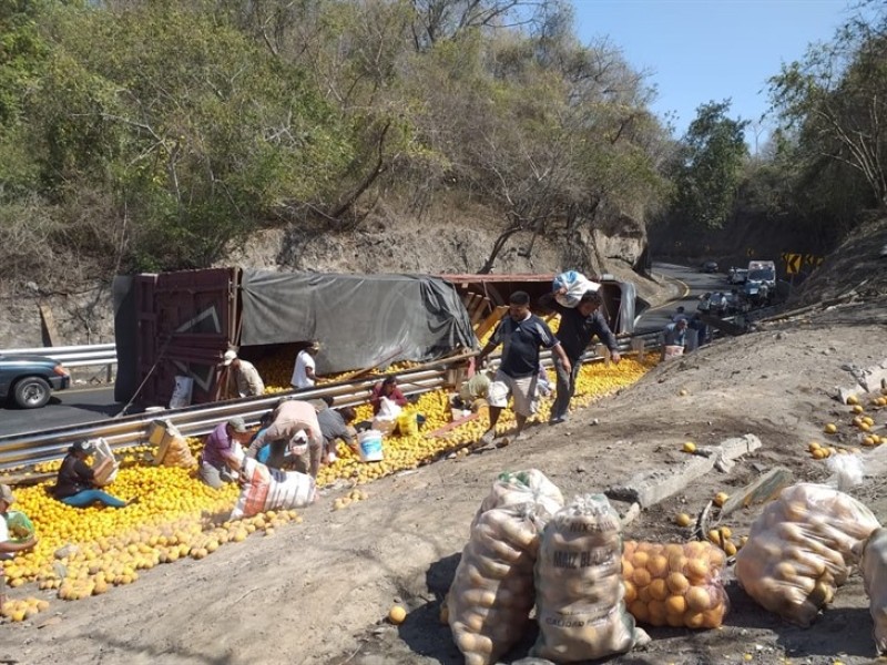 Vuelca tráiler con cítricos en la Veracruz-Córdoba; se desata rapiña