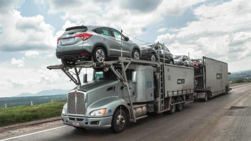 México acuerda con Argentina postergar libre comercio de autos