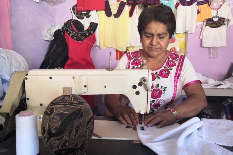 Indígena busca revalorar la cultura mixteca a través del textil
