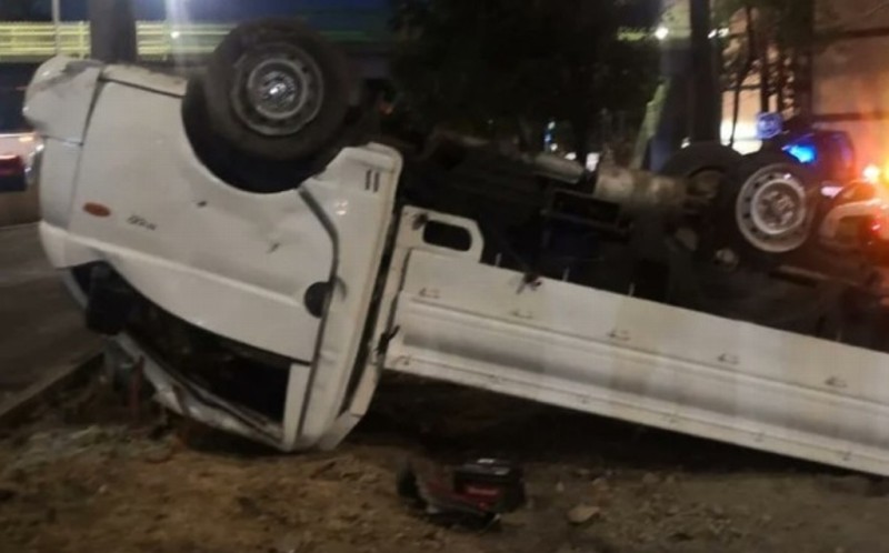 Vuelca camioneta y hallan 200 tabiques de cocaína en su interior