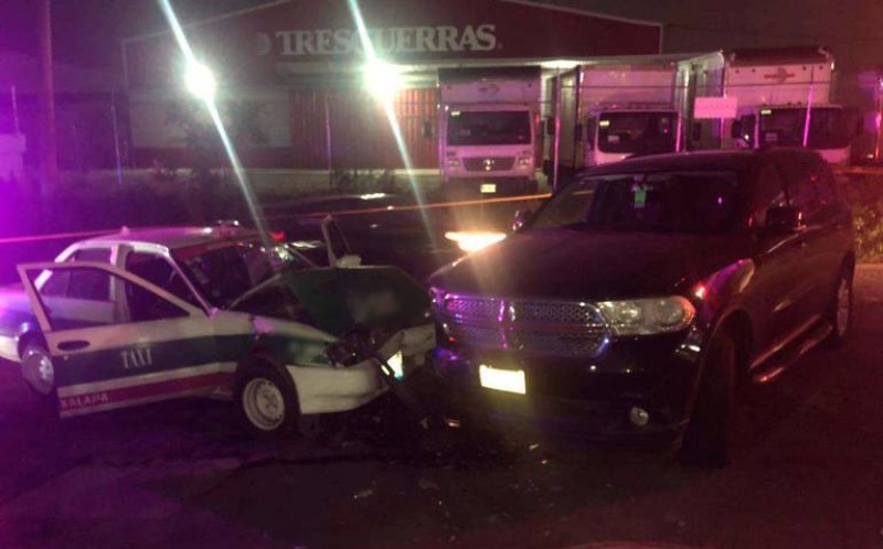 Muere hombre en choque de taxi contra camioneta en Banderilla