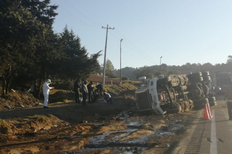 Derrama pipa con químicos en autopista Córdoba-Puebla