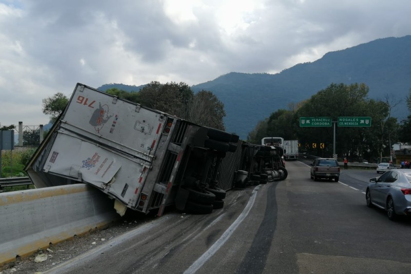 Un lesionado y rapiña deja volcadura de tráiler en la curva de Nogales, Veracruz