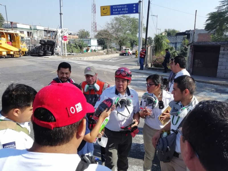 Evacúan facultad de la UV y primaria por choque de tren con pipa cargada de sosa cáustica en Orizaba, Veracruz