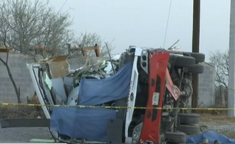 Deja 12 muertos y 5 lesionados choque de autobús y pipa en Nuevo León