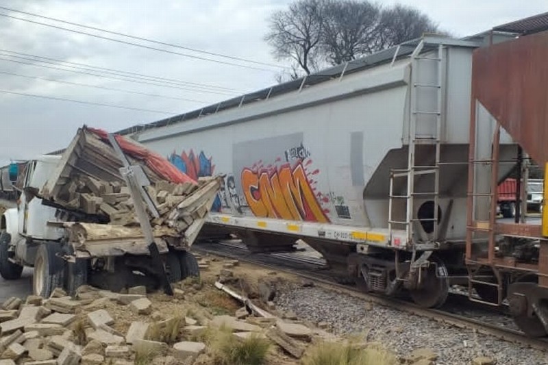 Tren impacta a camión cargado con blocks