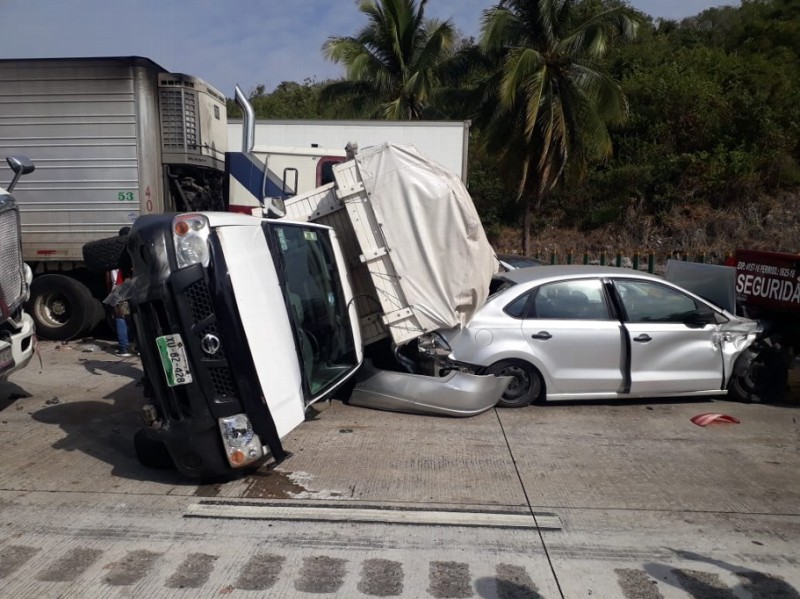 Choque múltiple en autopista Córdoba-Veracruz deja tres lesionados