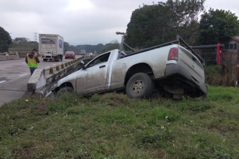 Camioneta se sale de autopista y casi cae de puente en Córdoba, Veracruz