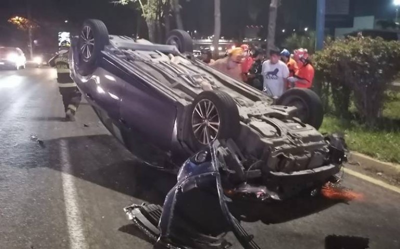 Tráiler embiste auto y lo vuelca, en Xalapa