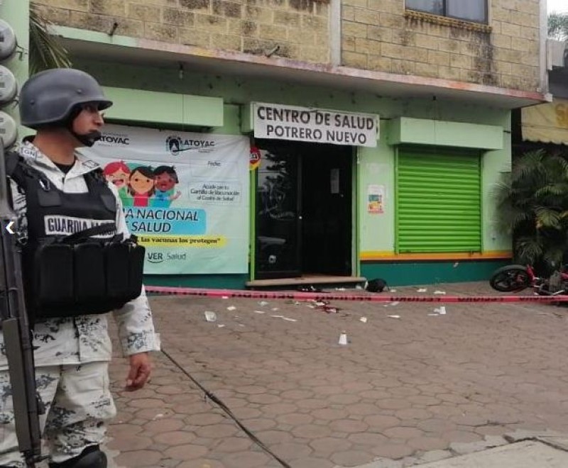 Muere policía tras ataque a centro de Salud en Atoyac