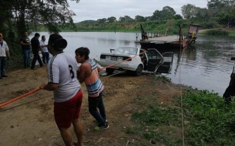 Mueren dos personas tras caer auto al río Cazones, Veracruz