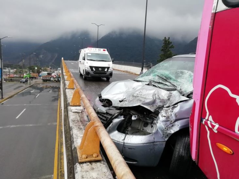 Choque en Río Blanco deja un lesionado y varios daños materiales