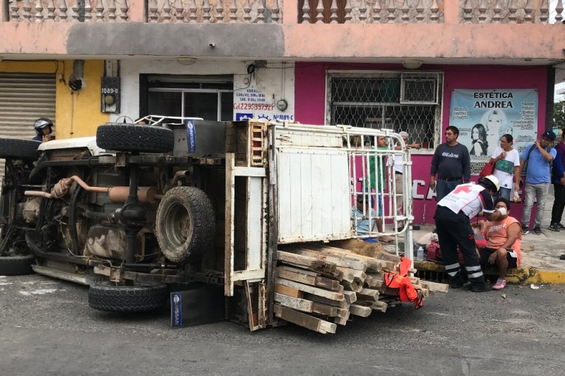 Trabajadores resultan lesionados tras volcar unidad de carga en Veracruz