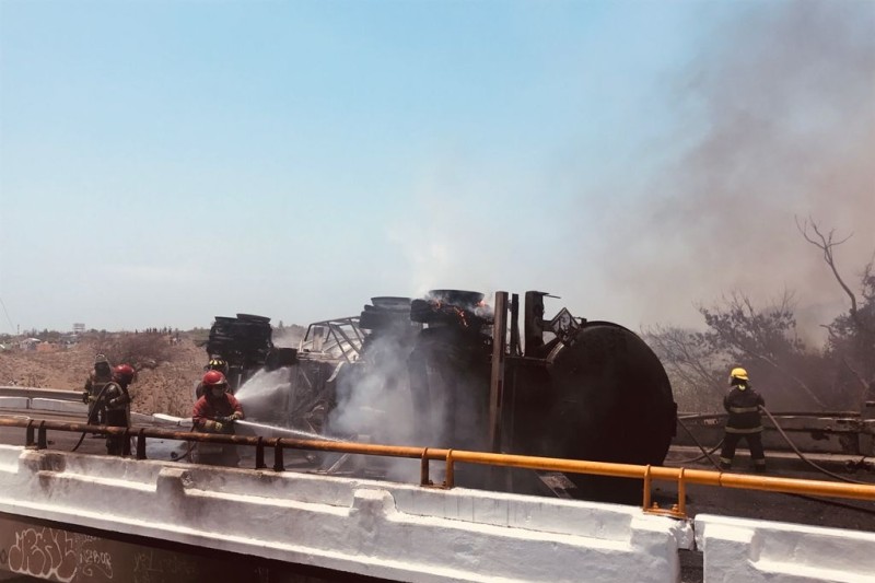 Explota pipa sobre carrerera Veracruz-Cardel, atienden Bomberos