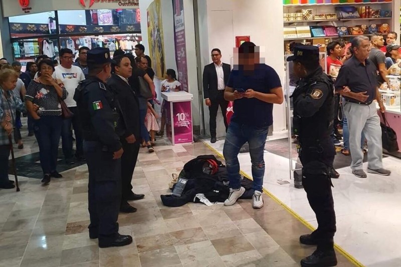 Lo detienen con prendas presuntamente robadas en tienda departamental de Boca del Río