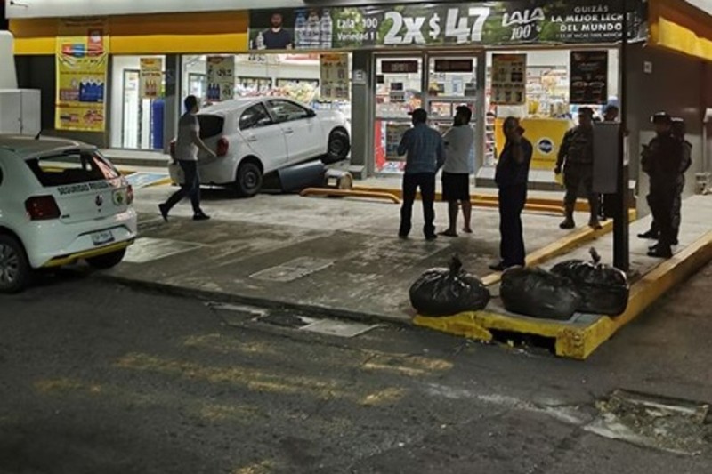 Vehículo intenta estacionarse y se estrella contra tienda de conveniencia, en Boca del Río