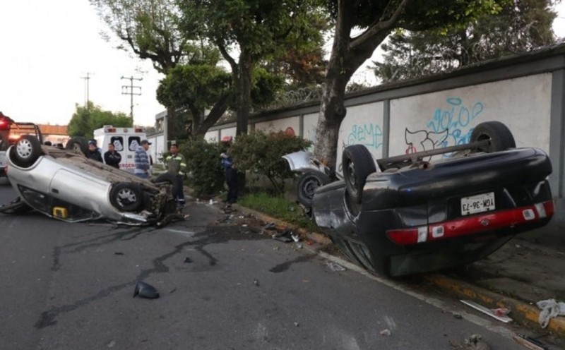 Vuelcan dos autos en Boulevar Xalapa-Banderilla, Veracruz