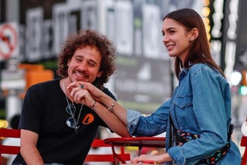 Luisito Comunica desata polémica tras recrear imagen con mezcal y su novia