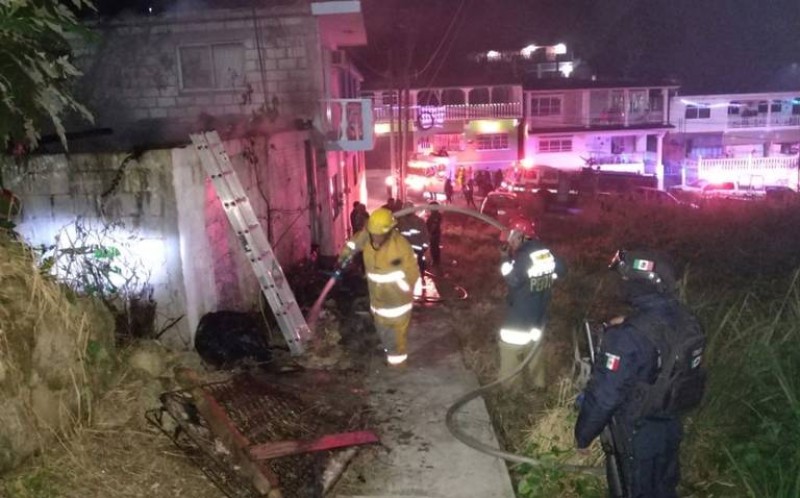 Incendio en vivienda por quema de basura; perdieron todo