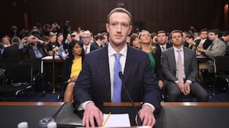 Seis accionistas de Facebook llaman “dictador” a Mark Zuckerberg