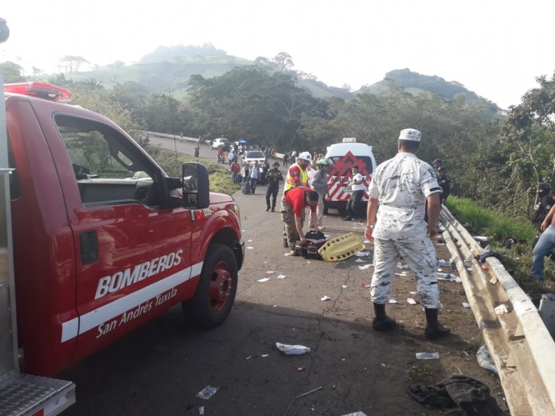 Deja 45 lesionados aparatoso accidente en carretera de San Andrés Tuxtla, Veracruz