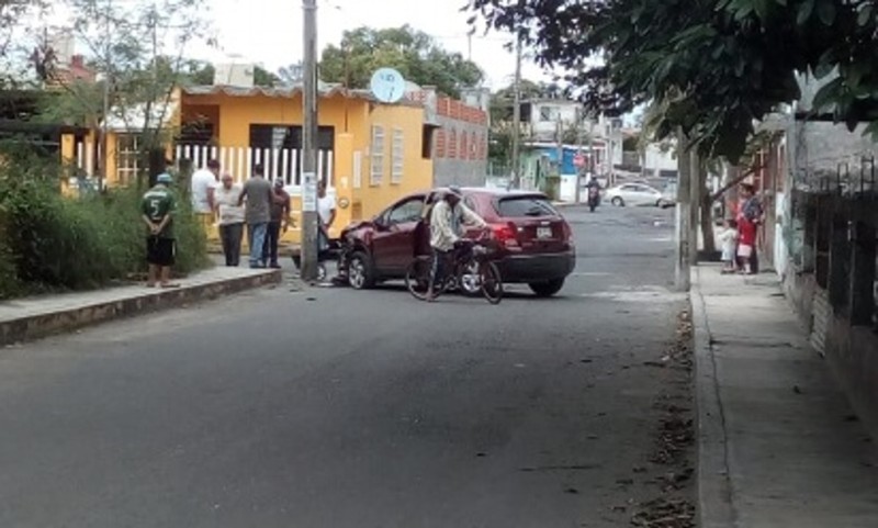 Para evitar chocar contra un perrito, se impacta contra poste en calles de Veracruz