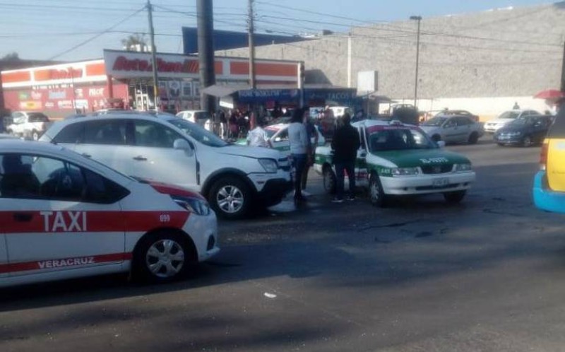 Camioneta impactó taxi en Lázaro Cárdenas